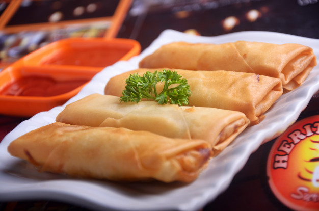 rollitos-primavera-alimentos-indonesia_12091-107
