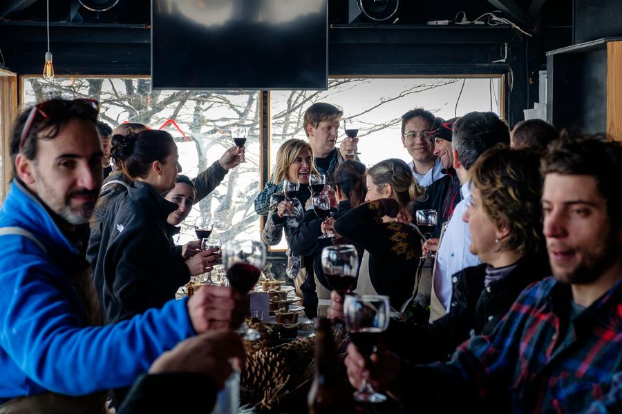 El_Brindis_En_SaboresDeMontaña