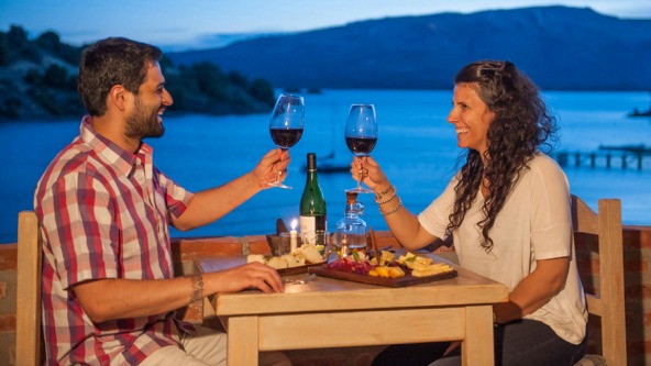 cena-brindis-pareja-cita-cena-comida