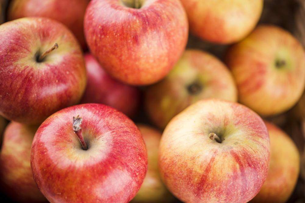 close-up-delicious-apples-ready-to-be-served