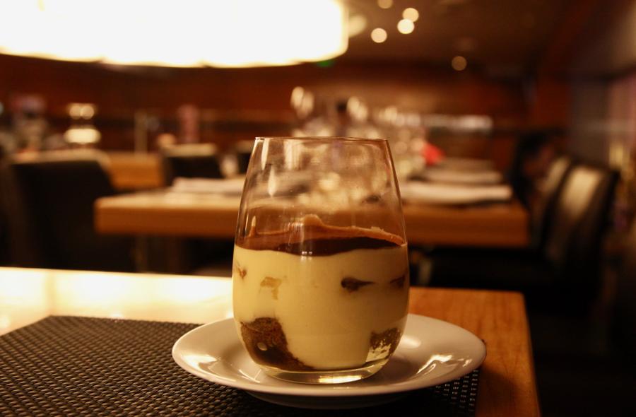 Tiramisú con cardamomo y salsa expresso